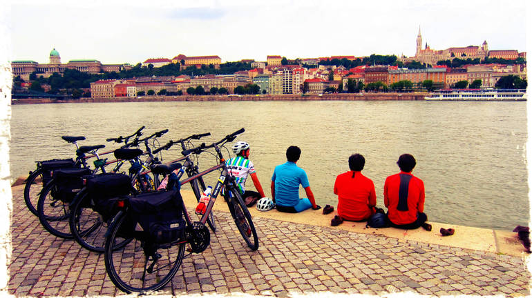 Camello Hierbas brandy Budapest-Viena, 400 kilómetros en bici por el Danubio | Viajes | Cadena SER