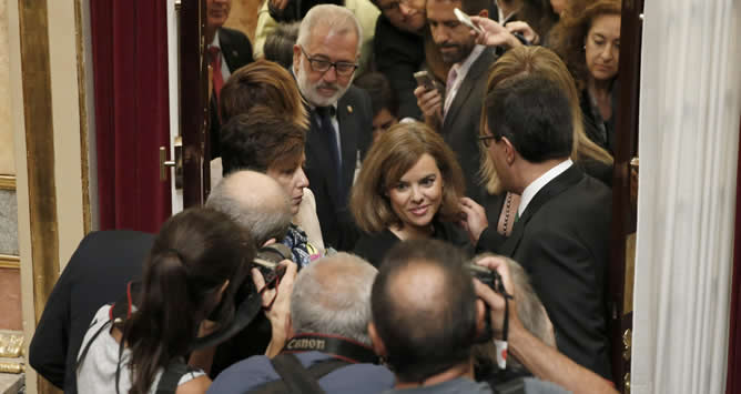 La vicepresidenta del Gobierno, Soraya Sáenz de Santamaría, a su llegada a la sesión de control al Ejecutivo