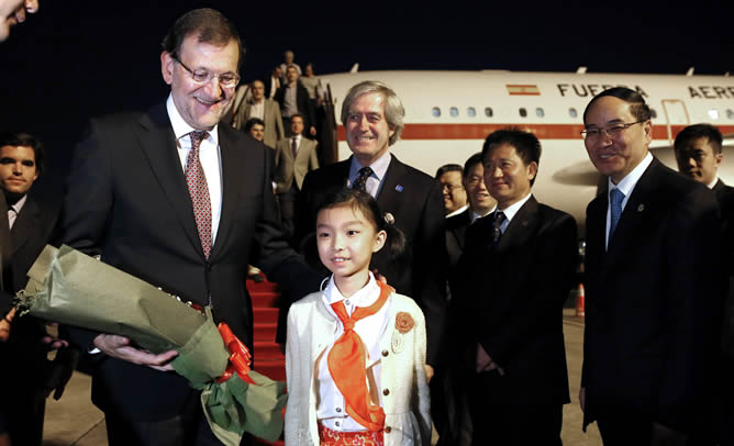 Mariano Rajoy, junto al primer ministro Chino, Li Keqiang, a su llegada al aeropuerto de Shanghái