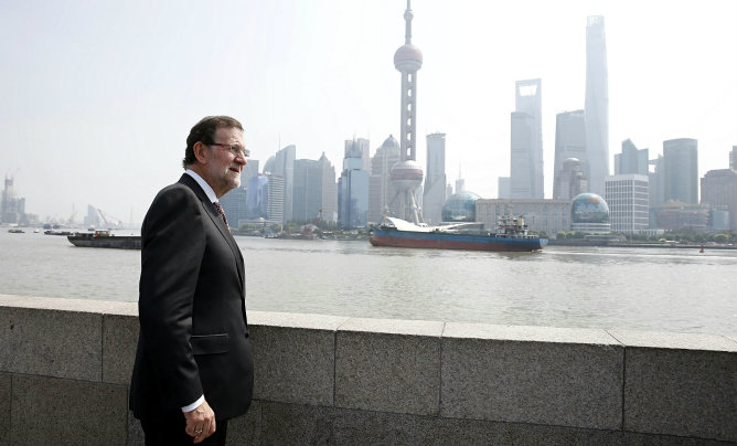 Mariano Rajoy que, tras claururar el Encuentro Empresarial España-China, se ha acercado al malecón fluvial conocido como el Bund