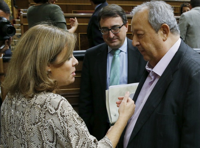 La vicepresidenta del Gobierno, Soraya Sáenz de Santamaría (i), conversa con el diputado socialista, Txiki Benegas