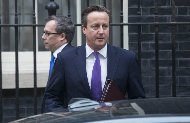 El primer ministro británico, David Cameron, a su salida hacia el Parlamento este viernes