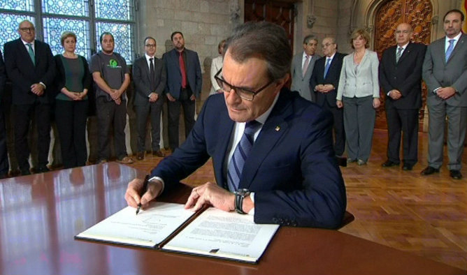 Artur Mas firma el Decreto de convocatoria de la consulta soberanista del 9N
