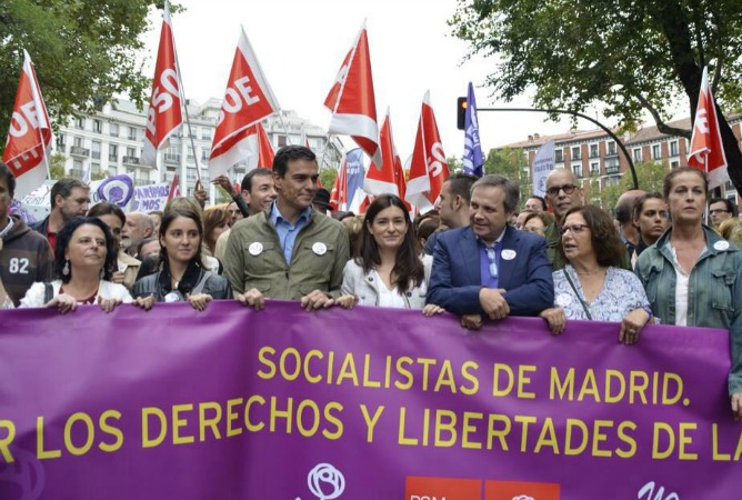El líder socialista junto a Antonio Miguel Carmona, aspirante a ser candidato para al alcaldía de Madrid, encabezando la marcha con motivo del Día Internacional por la Despenalización del Aborto