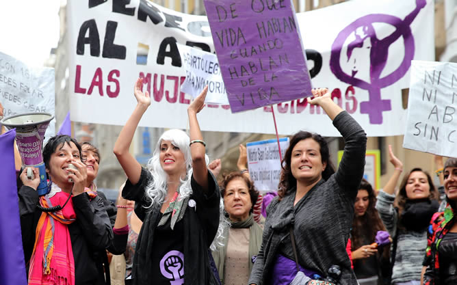 Miles de mujeres celebran en Madrid retirada de la ley del aborto en España.