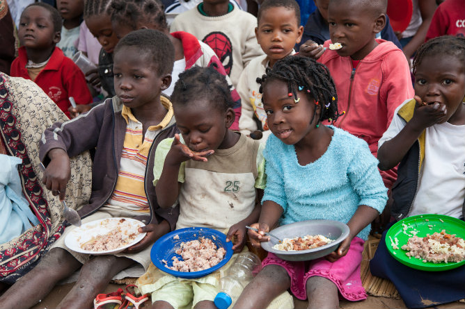Los niños de Praia de Xai Xai durante una comida