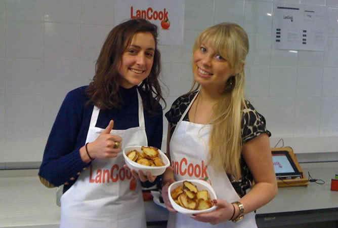 Dos estudiantes que participan en el proyecto LanCook.