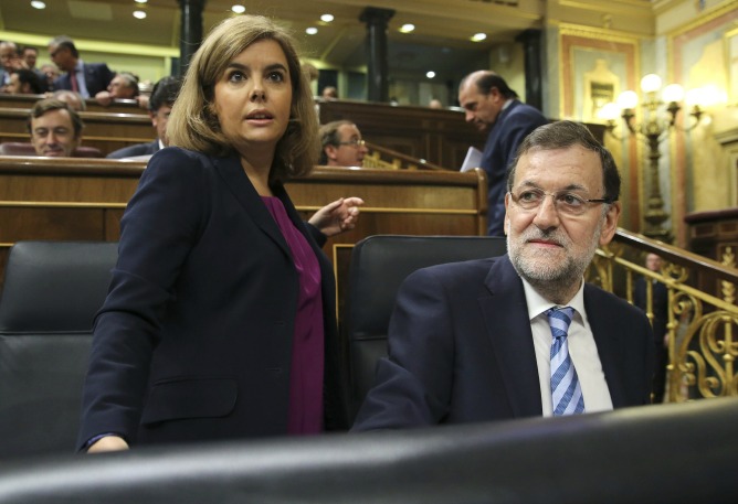 El presidente del Gobierno, Mariano Rajoy y la vicepresidenta, Soraya Sáenz de Santamaría, durante el pleno que celebra hoy el Congreso de los Diputados.