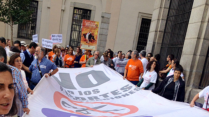 Primera marea blanca por la sanidad pública convocada en Madrid tras la crisis del ébola
