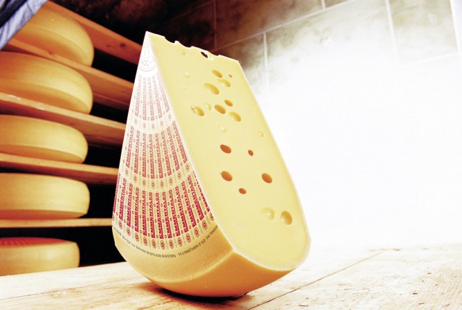 El queso Emmentaler es uno de los iconos gastronómicos de Suiza.