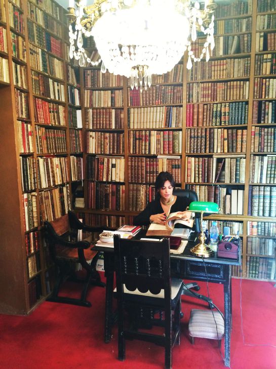 Alicia Bardón revisa la última adquisición de la librería