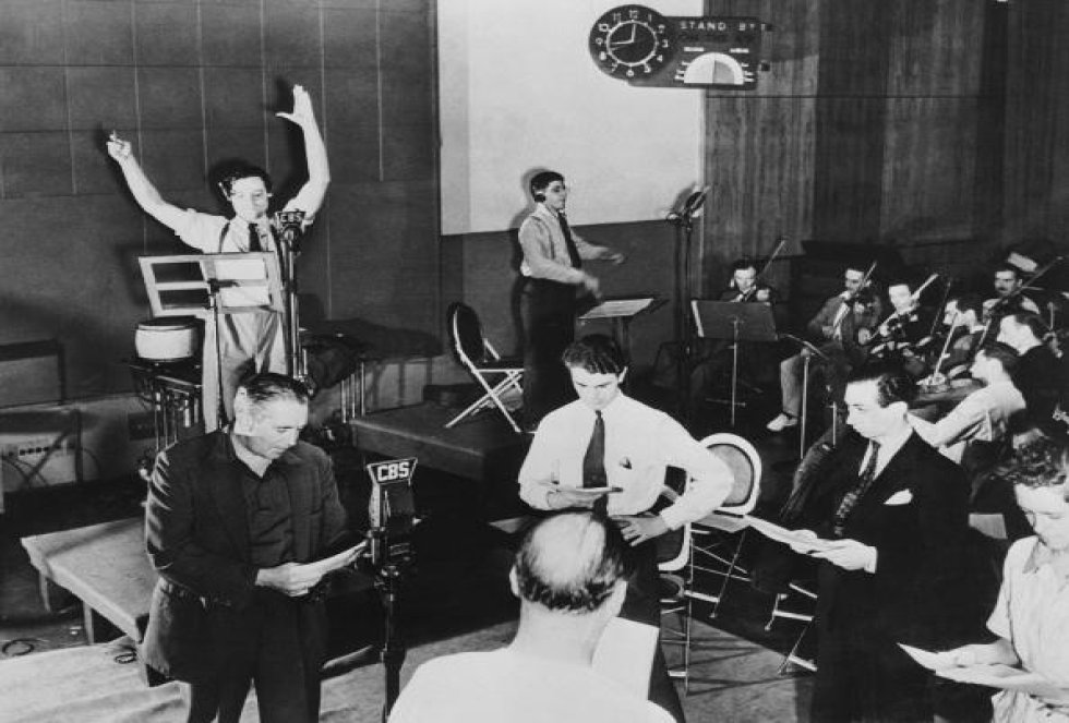 Orson Welles durante la emisión radiofónica Orson Welles durante la emisión radiofónica