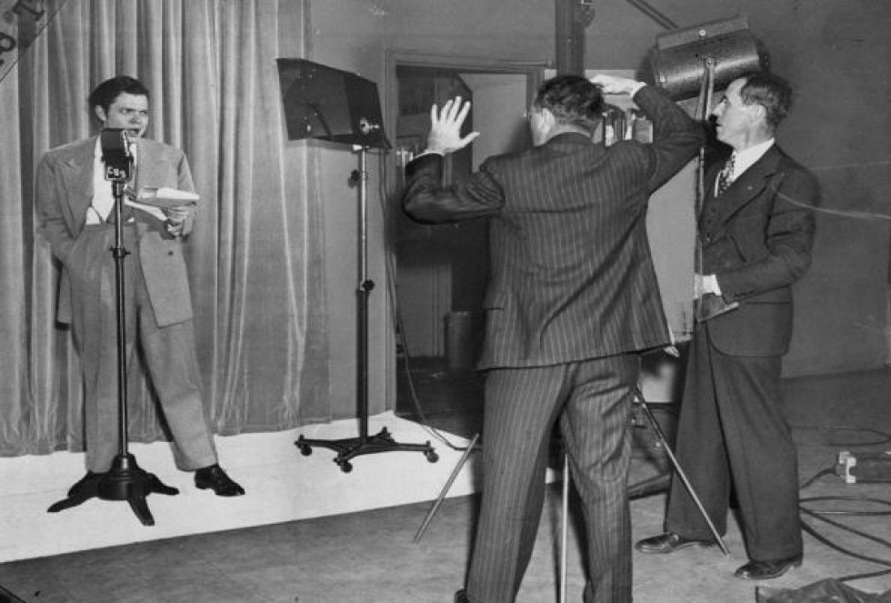 El actor y productor, Orson Welles, posa para el Daily news El actor y productor, Orson Welles, posa para el Daily news