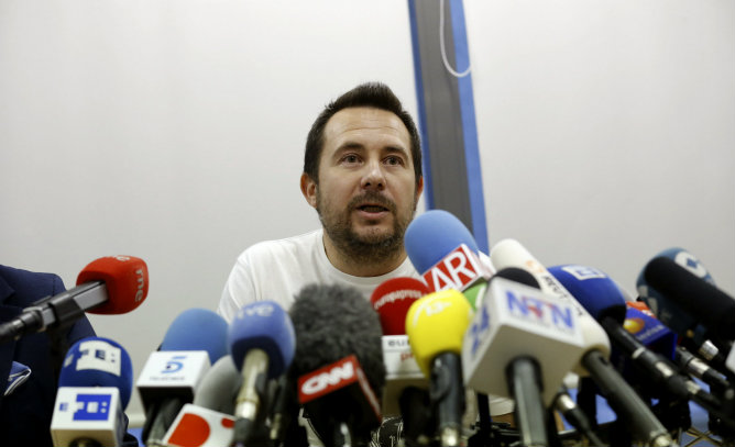 Javier Limón, marido de Teresa Romero, en la rueda de prensa ofrecida tras abandonar el Hospital Carlos III de Madrid