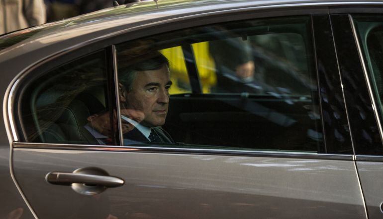 MADRID, SPAIN - OCTOBER 28:  Angel Acebes, ex interior minister and ex-secretary general of the ruling Popular Party leaves Madrid's High Court  on October 28, 2014 in Madrid, Spain.  Acebes is being questioned by judge Pablo Ruz about money allegedly taken from a secret party fund to buy shares in online media group Libertad Digital.  (Photo by Denis Doyle/Getty Images)