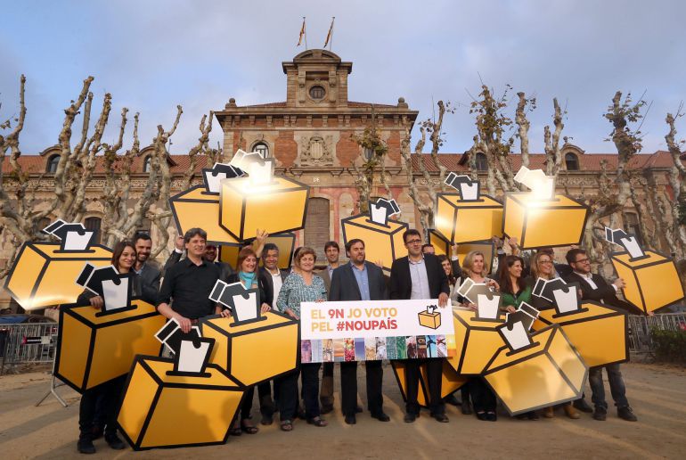 El líder de ERC, Oriol Junqueras (c), posa junto al resto de diputados de ERC con urnas simbólicas, delante del edificio del Parlament.