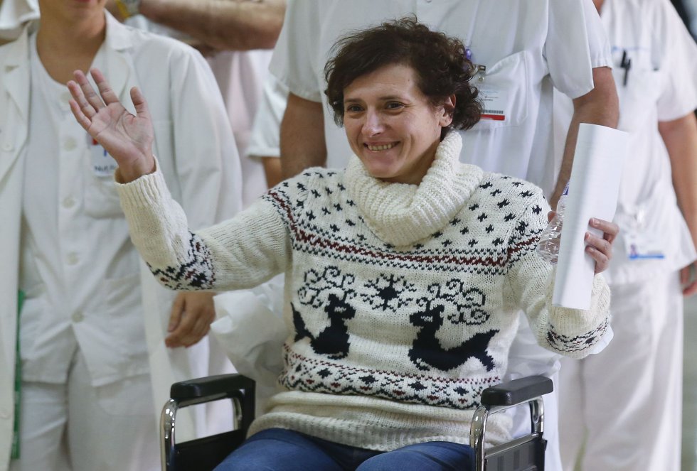 Teresa Romero, saluda a los medios gráficos tras conocer la noticia de que podría abandonar el hospital Carlos III. Teresa Romero, saluda a los medios gráficos tras conocer la noticia de que podría abandonar el hospital Carlos III.