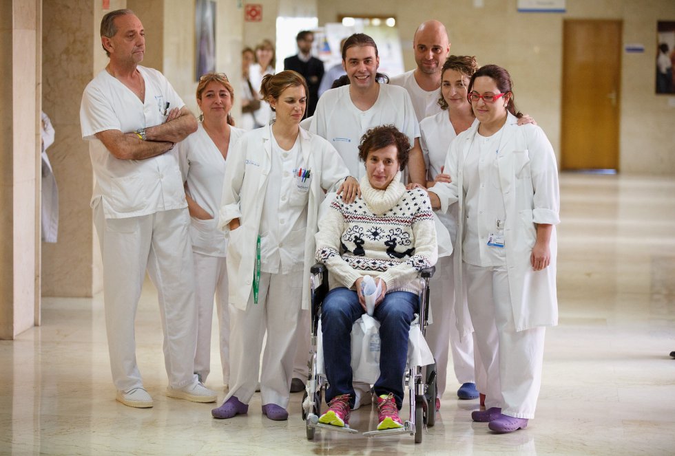 Teresa Romero, acompañada de parte del equipo médico que la ha tratado en el Carlos III, se dirige a la sala de prensa habilitada en el hospital Carlos III. Teresa Romero, acompañada de parte del equipo médico que la ha tratado en el Carlos III, se dirige a la sala de prensa habilitada en el hospital Carlos III.