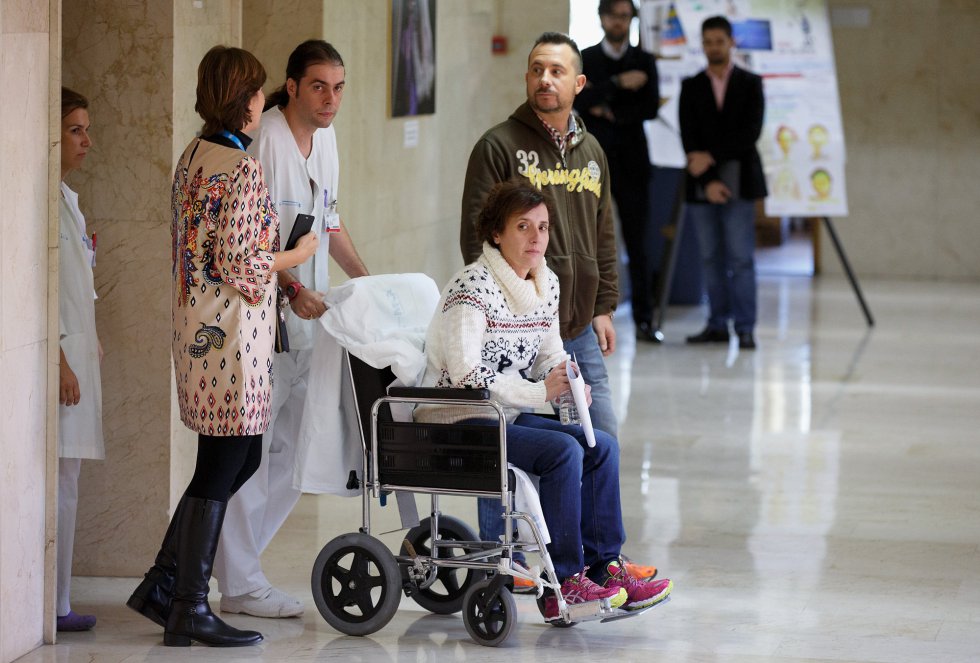 Teresa Romero y Javier Limón, tras conocer la noticia de que la auxiliar de enfermería había recibido el alta médica. Teresa Romero y Javier Limón, tras conocer la noticia de que la auxiliar de enfermería había recibido el alta médica.