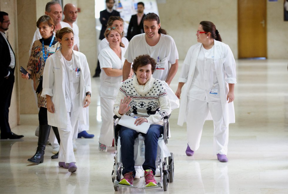 La auxiliar de enfermería saluda a los medios y personas congregadas en el hospital Carlos III, minutos antes de comparecer en rueda de prensa tras recibir el alta. La auxiliar de enfermería saluda a los medios y personas congregadas en el hospital Carlos III, minutos antes de comparecer en rueda de prensa tras recibir el alta.