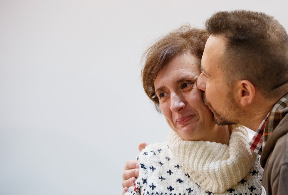 Teresa Romero, visiblemente emocionada, junto con su marido Javier Limón. Teresa Romero, visiblemente emocionada, junto con su marido Javier Limón.