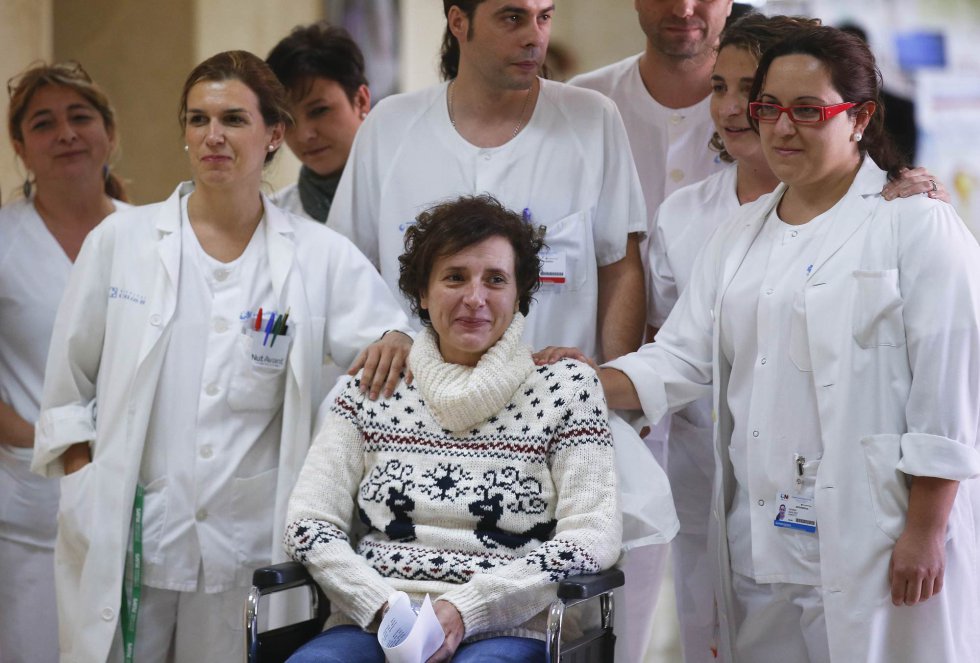 Parte del equipo médico del hospital Carlos III arropa a Teresa Romero de camino a la sala de prensa. Parte del equipo médico del hospital Carlos III arropa a Teresa Romero de camino a la sala de prensa.