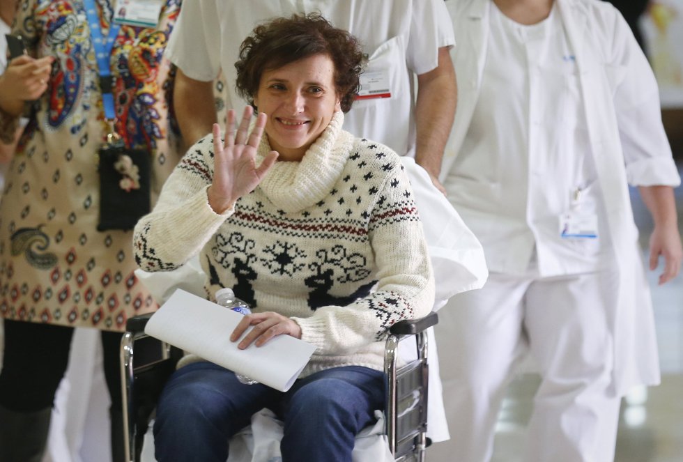 La auxiliar de enfermería saluda a los medios y personas congregadas en el hospital Carlos III, minutos antes de comparecer en rueda de prensa tras recibir el alta. REUTERS/Andrea Comas (SPAIN - Tags: HEALTH) La auxiliar de enfermería saluda a los medios y personas congregadas en el hospital Carlos III, minutos antes de comparecer en rueda de prensa tras recibir el alta. REUTERS/Andrea Comas (SPAIN - Tags: HEALTH)