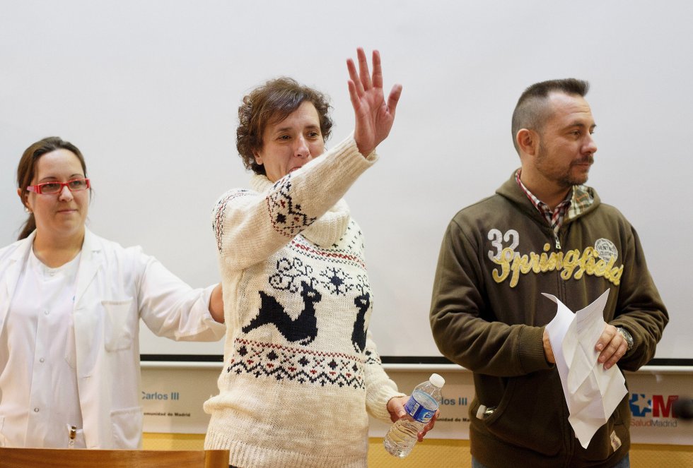 Teresa Romero, en pie, tras terminar su comparecencia en el hospital Carlos III. Teresa Romero, en pie, tras terminar su comparecencia en el hospital Carlos III.
