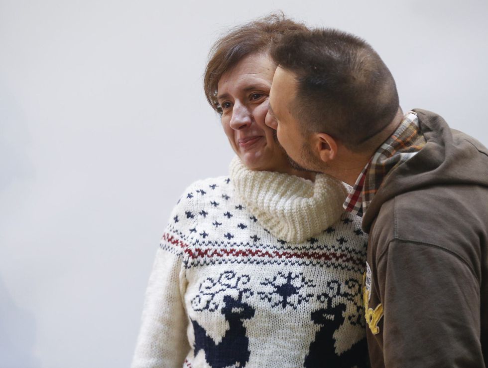 Teresa Romero junto con Javier Limón, tras finalizar la rueda de prensa en la que la auxiliar ha anunciado que había superado el ébola y que tenía el alta médica. Teresa Romero junto con Javier Limón, tras finalizar la rueda de prensa en la que la auxiliar ha anunciado que había superado el ébola y que tenía el alta médica.
