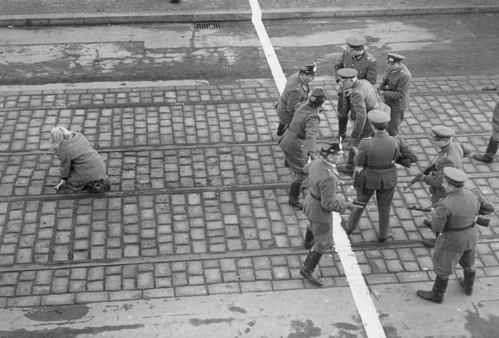 Policías de Berlín Occidental y Alemania Oriental se enfrentan a través de la frontera en Berlín, en una imagen del año 1955. Policías de Berlín Occidental y Alemania Oriental se enfrentan a través de la frontera en Berlín, en una imagen del año 1955.