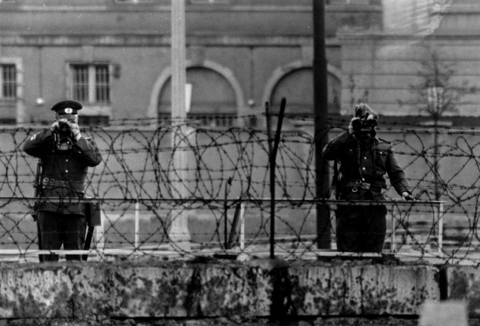 Guardias de Alemania del Este miran por encima del muro de Berlín durante la visita de la reina Isabel y del príncipe Felipe a la ciudad, el 29 de mayo 1965. Guardias de Alemania del Este miran por encima del muro de Berlín durante la visita de la reina Isabel y del príncipe Felipe a la ciudad, el 29 de mayo 1965.