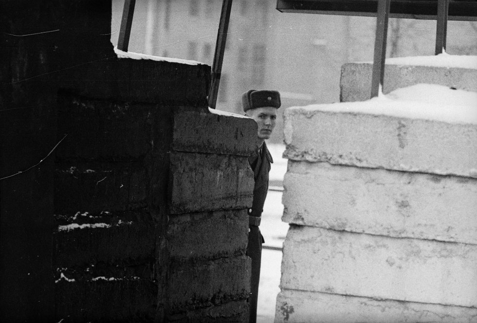 Un guardia de patrulla la frontera entre Berlín Oriental y Occidental. Imagen de archivo tomada el 18 de diiembre de 1963. Un guardia de patrulla la frontera entre Berlín Oriental y Occidental. Imagen de archivo tomada el 18 de diiembre de 1963.