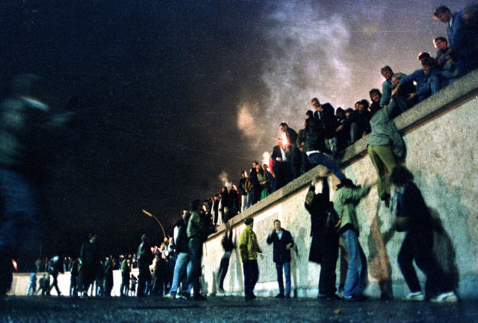 Los ciudadanos de Alemania del Este trepan al muro de Berlín tras la apertura de la frontera de Alemania Oriental. Imagen de archivo tomada el 9 de noviembre de 1989. Los ciudadanos de Alemania del Este trepan al muro de Berlín tras la apertura de la frontera de Alemania Oriental. Imagen de archivo tomada el 9 de noviembre de 1989.