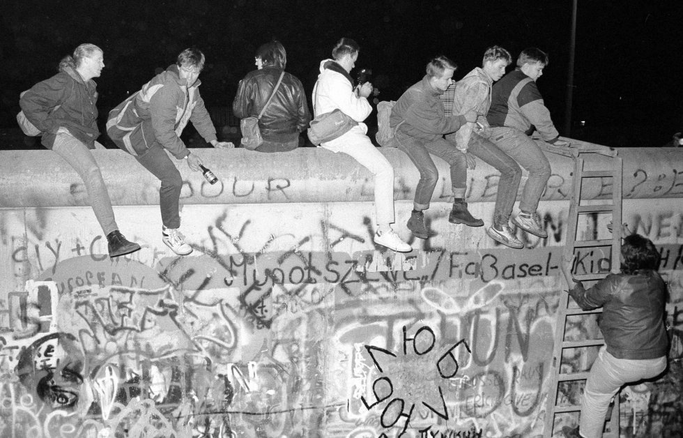 Los ciudadanos de Alemania del Este trepan al muro de Berlín tras la apertura de la frontera de Alemania Oriental. Imagen de archivo tomada el 9 de noviembre de 1989. Los ciudadanos de Alemania del Este trepan al muro de Berlín tras la apertura de la frontera de Alemania Oriental. Imagen de archivo tomada el 9 de noviembre de 1989.