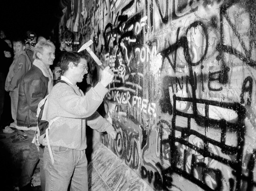 Un hombre golpea con un martillo una sección del muro de Berlín, cerca de la Puerta de Brandenburgo, tras la apertura de la frontera de Alemania del Este. Imagen de archivo tomada el 9 de noviembre de 1989. Un hombre golpea con un martillo una sección del muro de Berlín, cerca de la Puerta de Brandenburgo, tras la apertura de la frontera de Alemania del Este. Imagen de archivo tomada el 9 de noviembre de 1989.