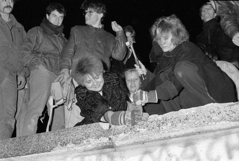 Berlineses 'armados' con un martillo y un cincel, listos `para golpear una sección del muro de Berlín frente a la Puerta de Brandenburgo. Imagen de archivo tomada el 09 de noviembre 1989. Berlineses 'armados' con un martillo y un cincel, listos `para golpear una sección del muro de Berlín frente a la Puerta de Brandenburgo. Imagen de archivo tomada el 09 de noviembre 1989.