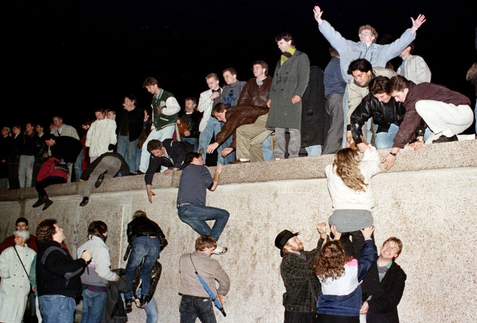 Ciudadanos del Este de Alemania suben a lo alto del muro de Berlín tras la apertura de la frontera de Alemania Oriental. Imagen de archivo tomada el 9 de noviembre de 1989. Ciudadanos del Este de Alemania suben a lo alto del muro de Berlín tras la apertura de la frontera de Alemania Oriental. Imagen de archivo tomada el 9 de noviembre de 1989.
