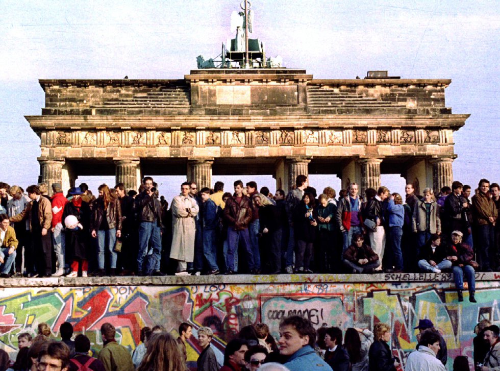 Ciudadanos vigilan en lo alto del muro de Berlín frente a la Puerta de Brandenburgo. Imagen de archivo tomada el 10 de noviembre de 1989. Ciudadanos vigilan en lo alto del muro de Berlín frente a la Puerta de Brandenburgo. Imagen de archivo tomada el 10 de noviembre de 1989.