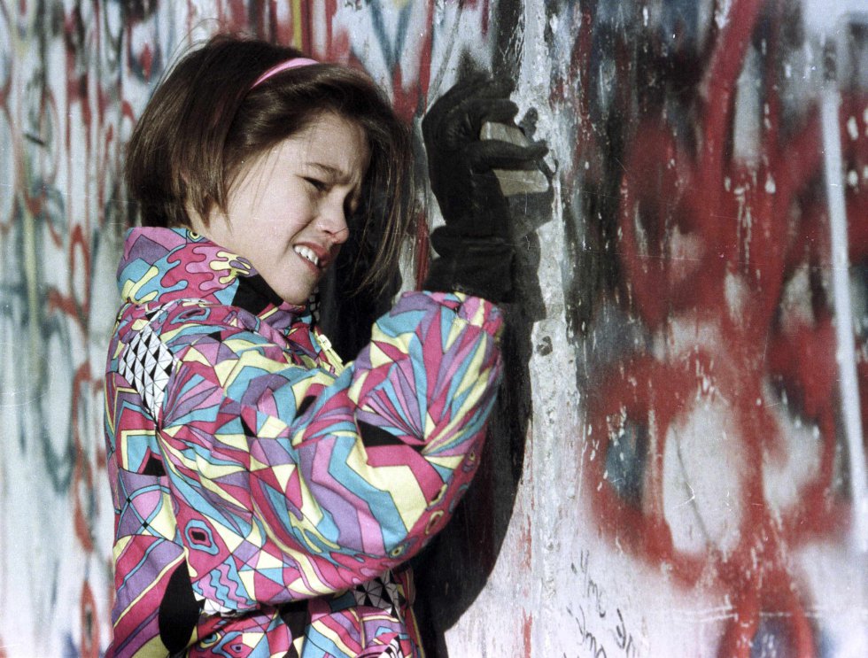Una joven de Alemania Occidental golpea el Muro de Berlín. Imagen de archivo tomada el 19 de noviembre de 1989. Una joven de Alemania Occidental golpea el Muro de Berlín. Imagen de archivo tomada el 19 de noviembre de 1989.