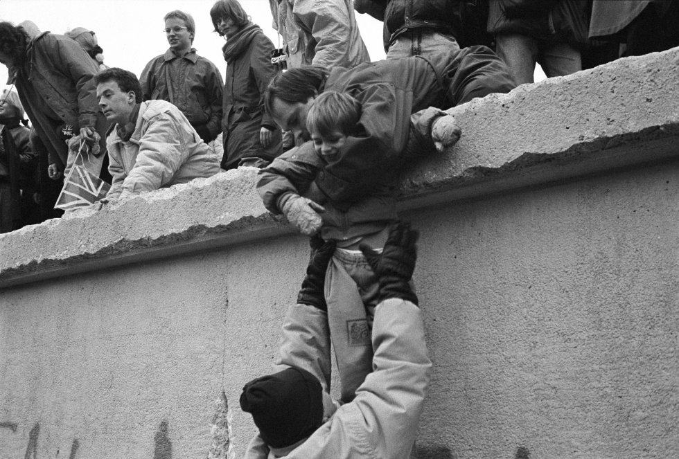 Los berlineses del Este se suben al muro de Berlín para celebrar el final efectivo de la partición de la ciudad, el 31 de diciembre de 1989. Los berlineses del Este se suben al muro de Berlín para celebrar el final efectivo de la partición de la ciudad, el 31 de diciembre de 1989.
