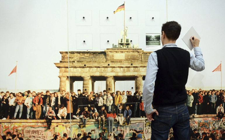Un hombre lee un pie de foto que forma parte de una obra de arte interactiva durante el evento "9 de noviembre de 1989 - 25 años de revolución pacífica" en Berlín,