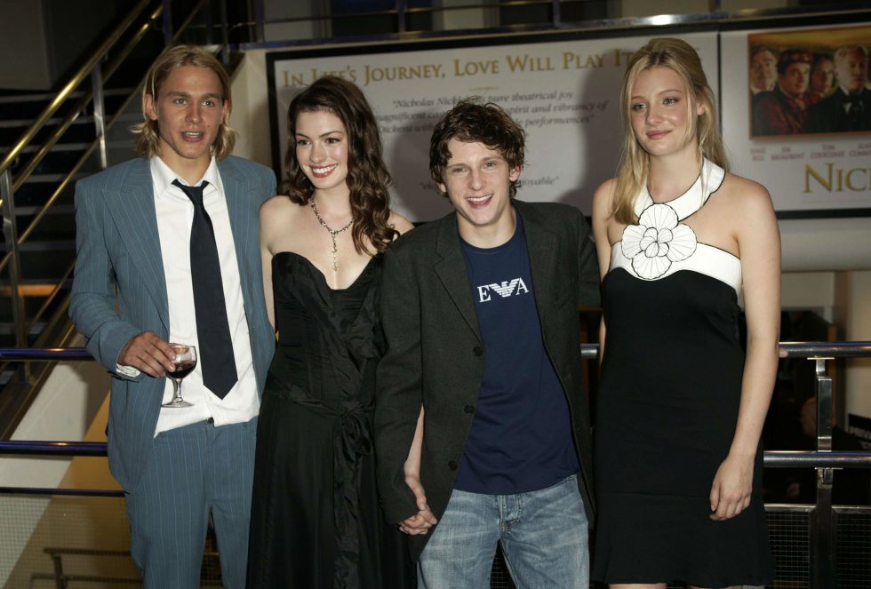 La actriz junto sus compañeros de rodaje en una fotografía de 2003