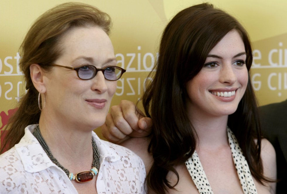 Anne posa sonriente junto a Meryl Streep durante la presentación de la película 'El diablo viste de Prada'