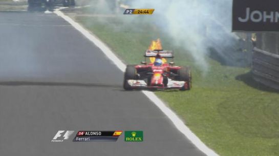 El Ferrari de Fernando Alonso, en llamas sobre la pista de Internagos: El Ferrari de Fernando Alonso, en llamas sobre la pista de Interlagos