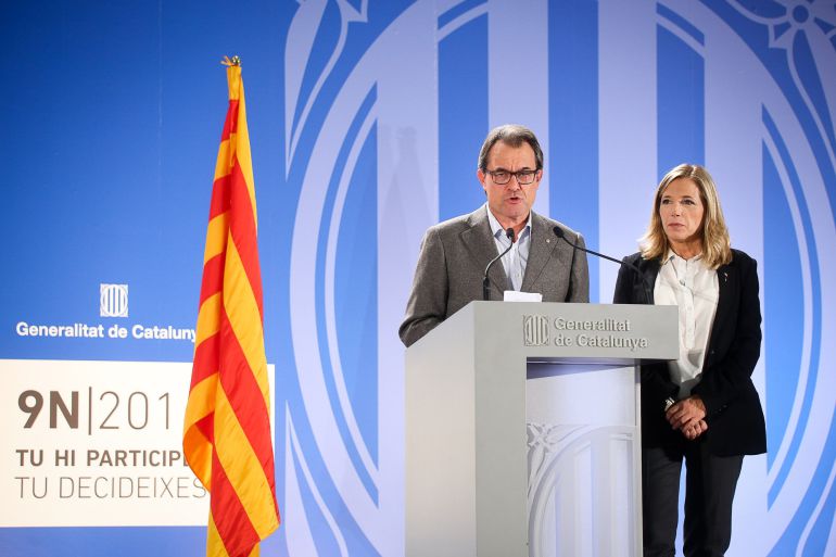 El president catalán, Artur Mas, comparece ante los medios en el centro de datos tras finalizar la jornada de consulta acompanado de Joana Ortega.