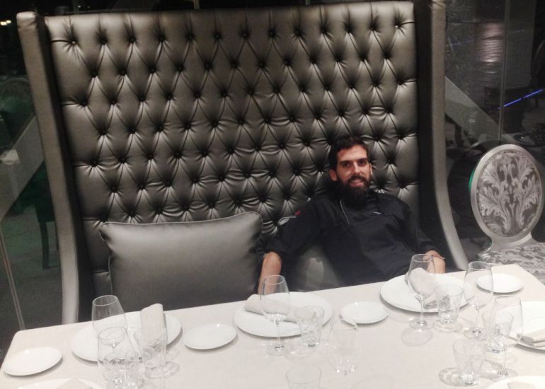Carlos Medina, concursante de la segunda edición de Top Chef, en una de las mesas del restaurante madrileño Welow.
