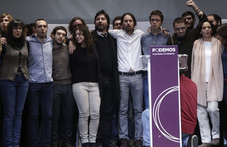El líder de Podemos, Pablo Iglesias, junto a los miembros de su equipo
