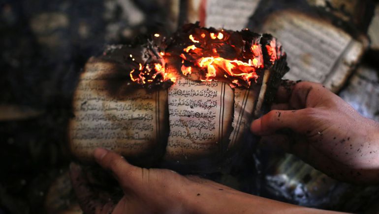 Restos de un Corán en llamas en una mezquita de Cisjordania (Palestina).