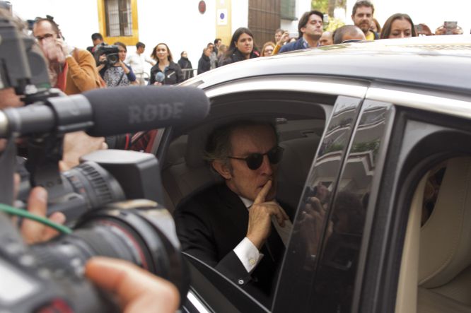 Alfonso Díez, el marido de la duquesa de Alba, visiblemente afectado tras conocer la noticia Alfonso Díez, el marido de la duquesa de Alba, visiblemente afectado tras conocer la noticia