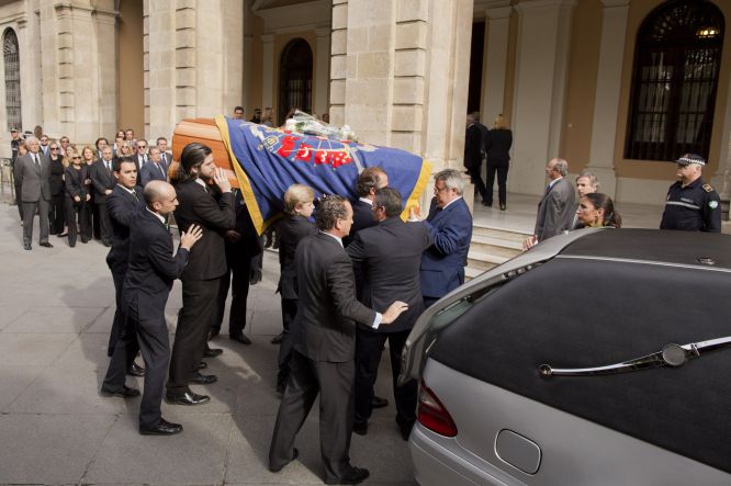 La familia de la duquesa de Alba traslada sus restos mortales a la capila ardiente La familia de la duquesa de Alba traslada sus restos mortales a la capila ardiente